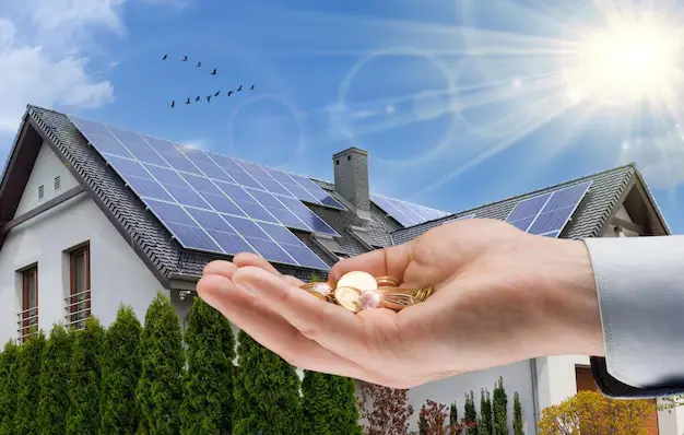 main-argent-fond-maison-panneaux-solaires-installes-economiser-argent-renouvelable_665346-36362